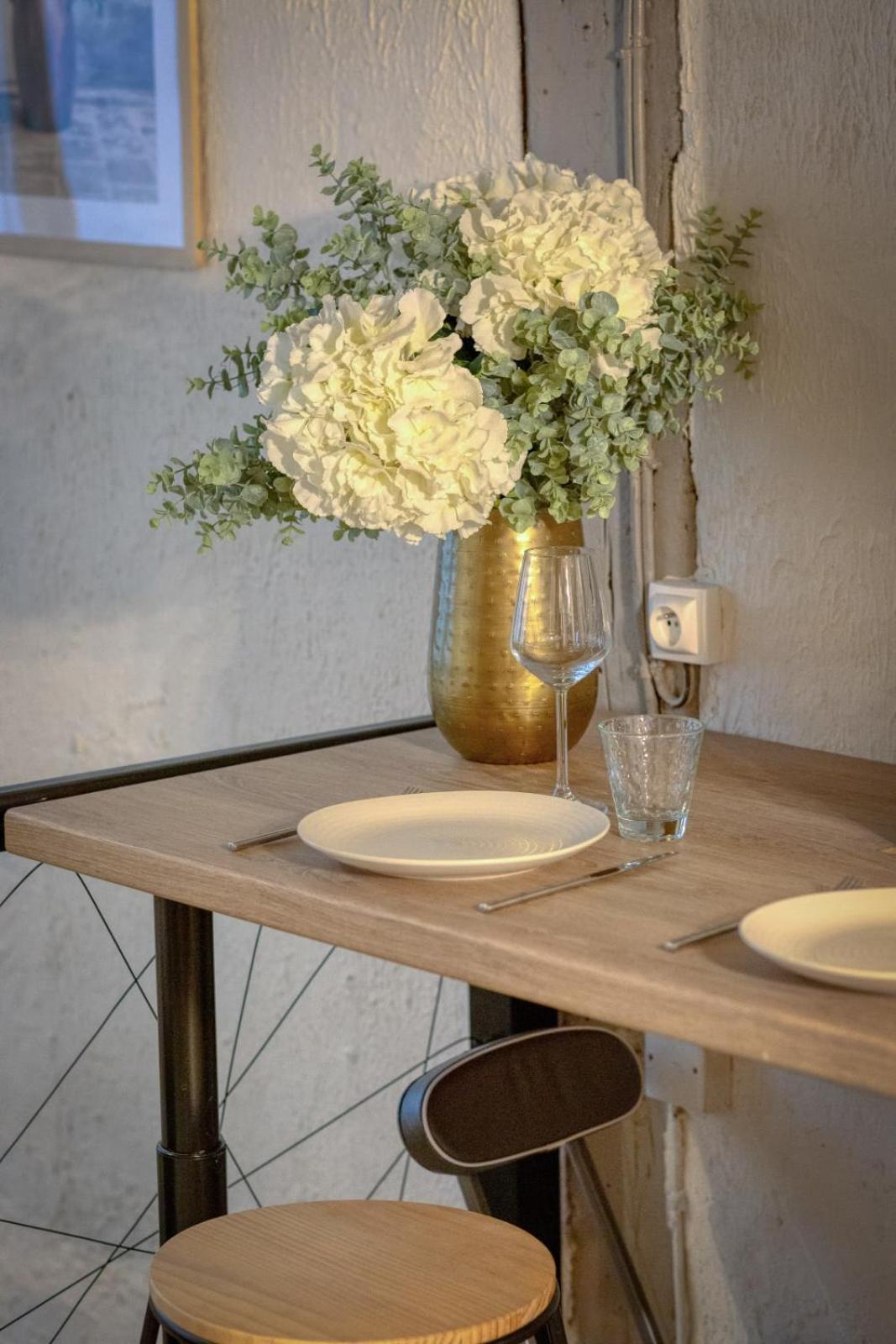 Le Nid Voute Avec Terrasse Situe Au Coeur De